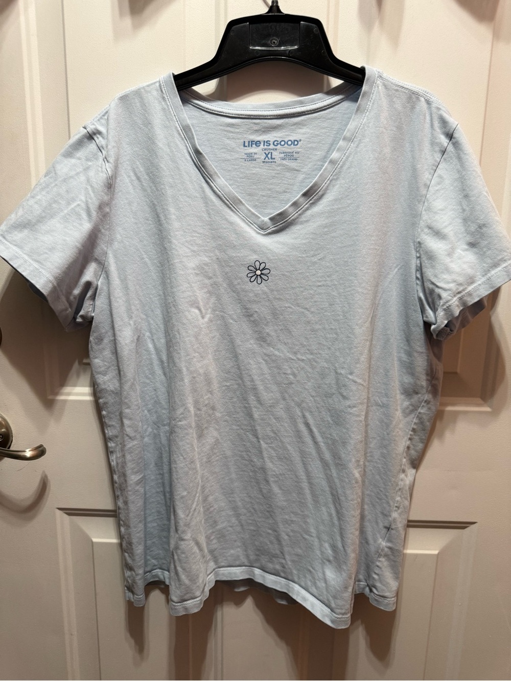 Life Is Good Pale Blue Crusher V-Neck Tee with Daisy Size XL